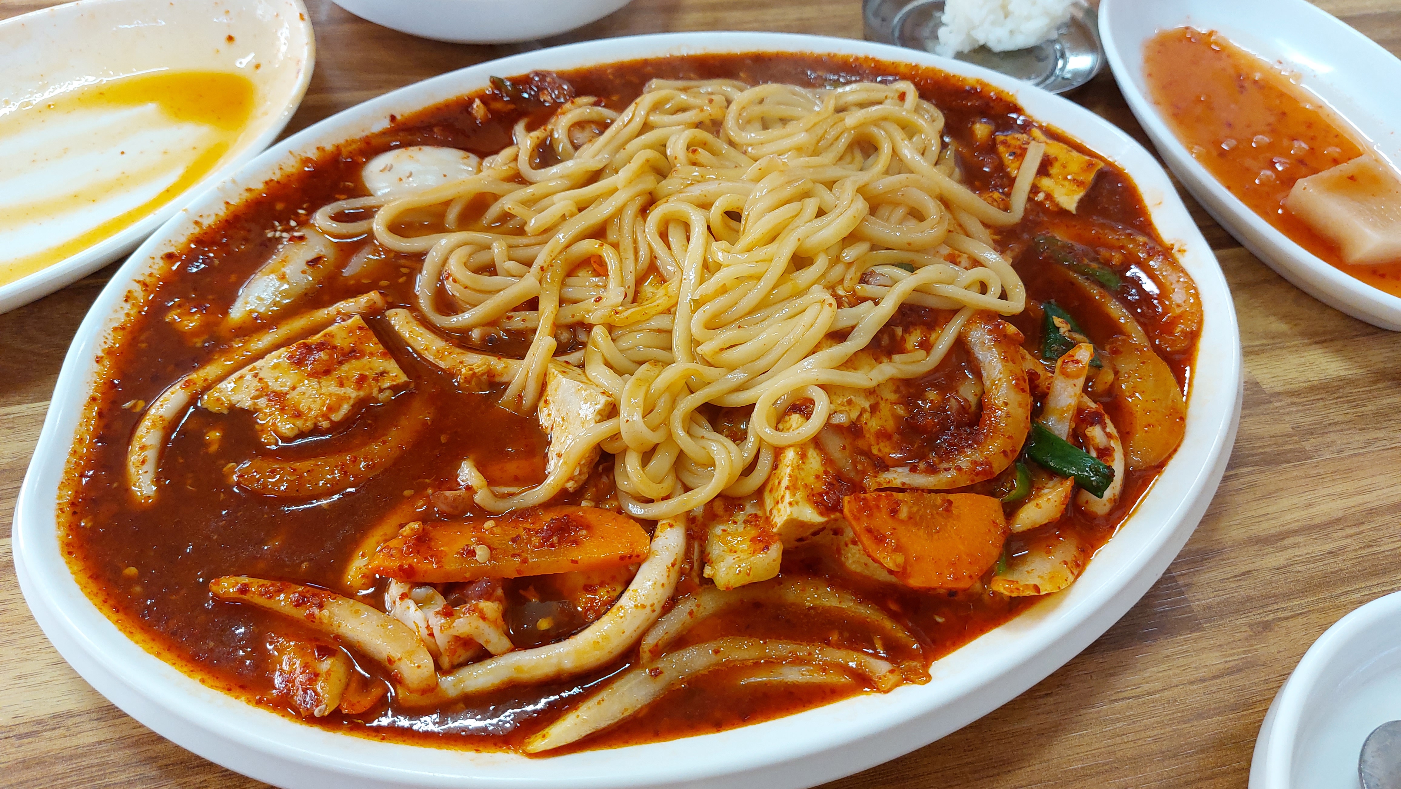 대복식당 오징어두루치기에 올려진 칼국수 사리