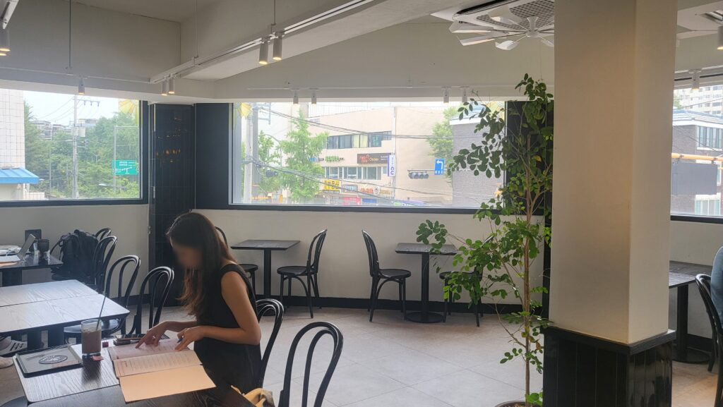 마장역 공부하기 좋은 카페 2층 좌석