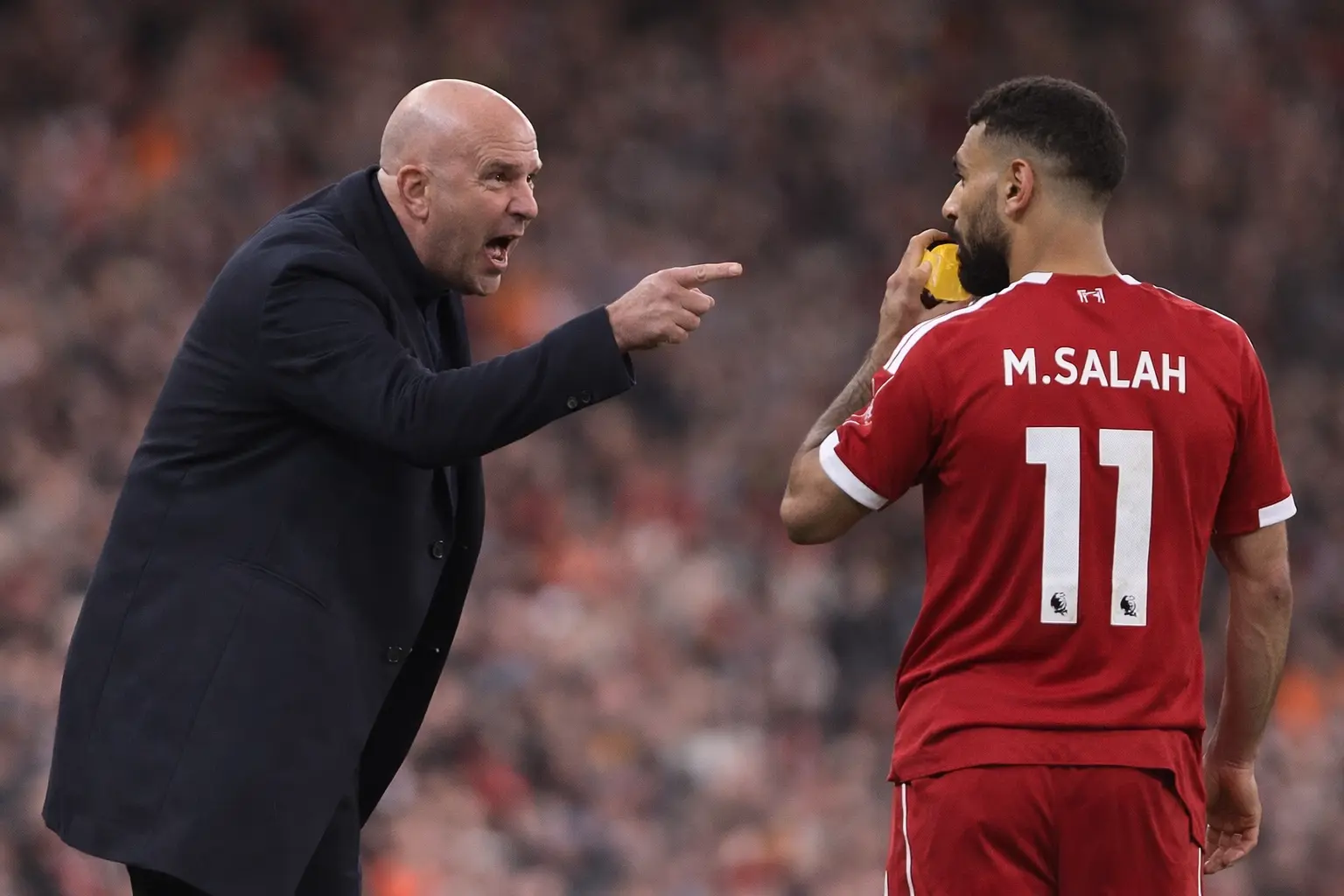 리버풀 살라와 슬롯 감독의 경기 중 대화 장면