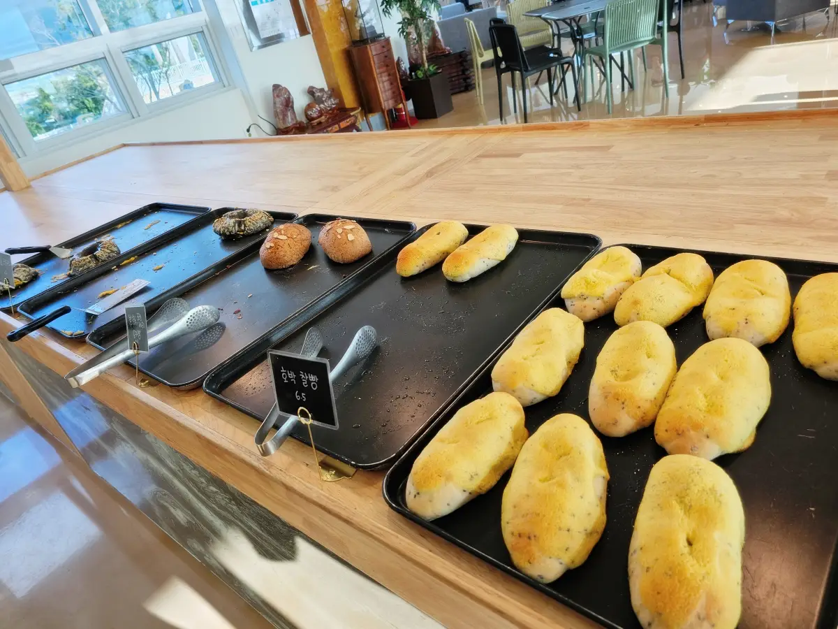 거제도-엄마의바다-카페-2층-풍경-카운터-베이커리