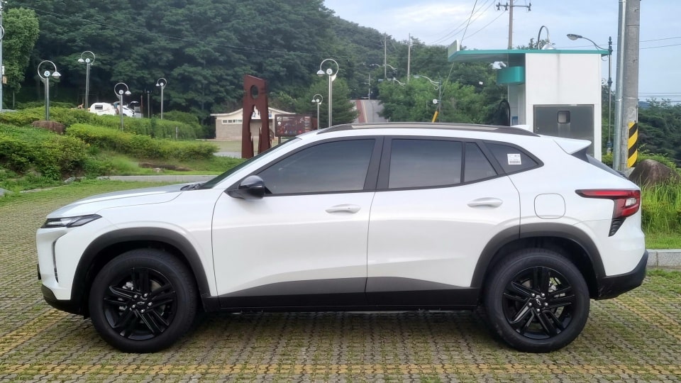 트랙스 크로스오버 옆모습입니다.