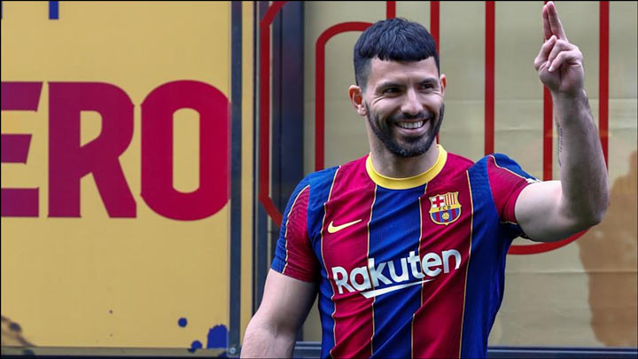 바르셀로나 유니폼을 입고있는 모습