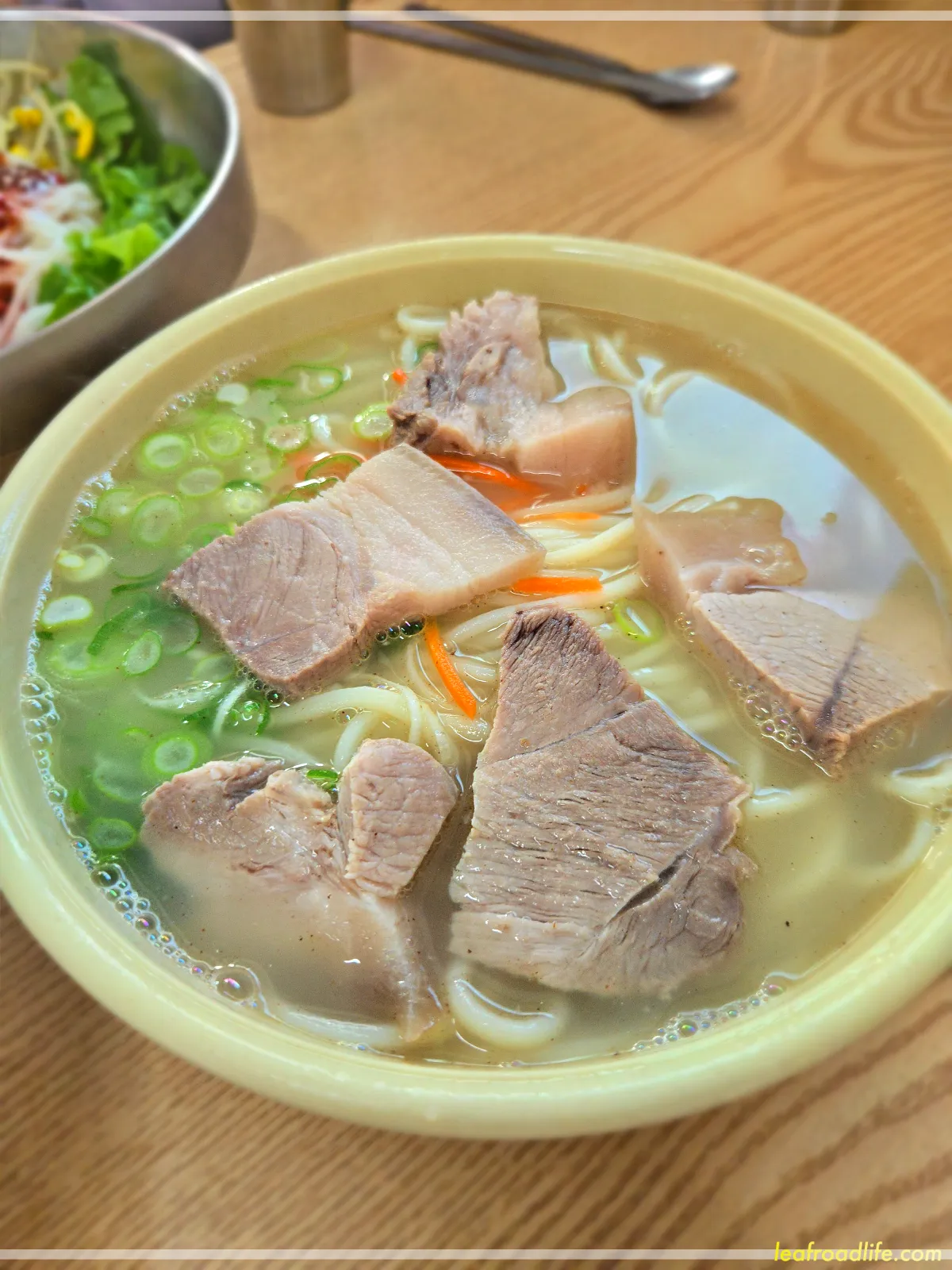 제주도-골막식당-국수위에-고기가 -올려진-고기국수