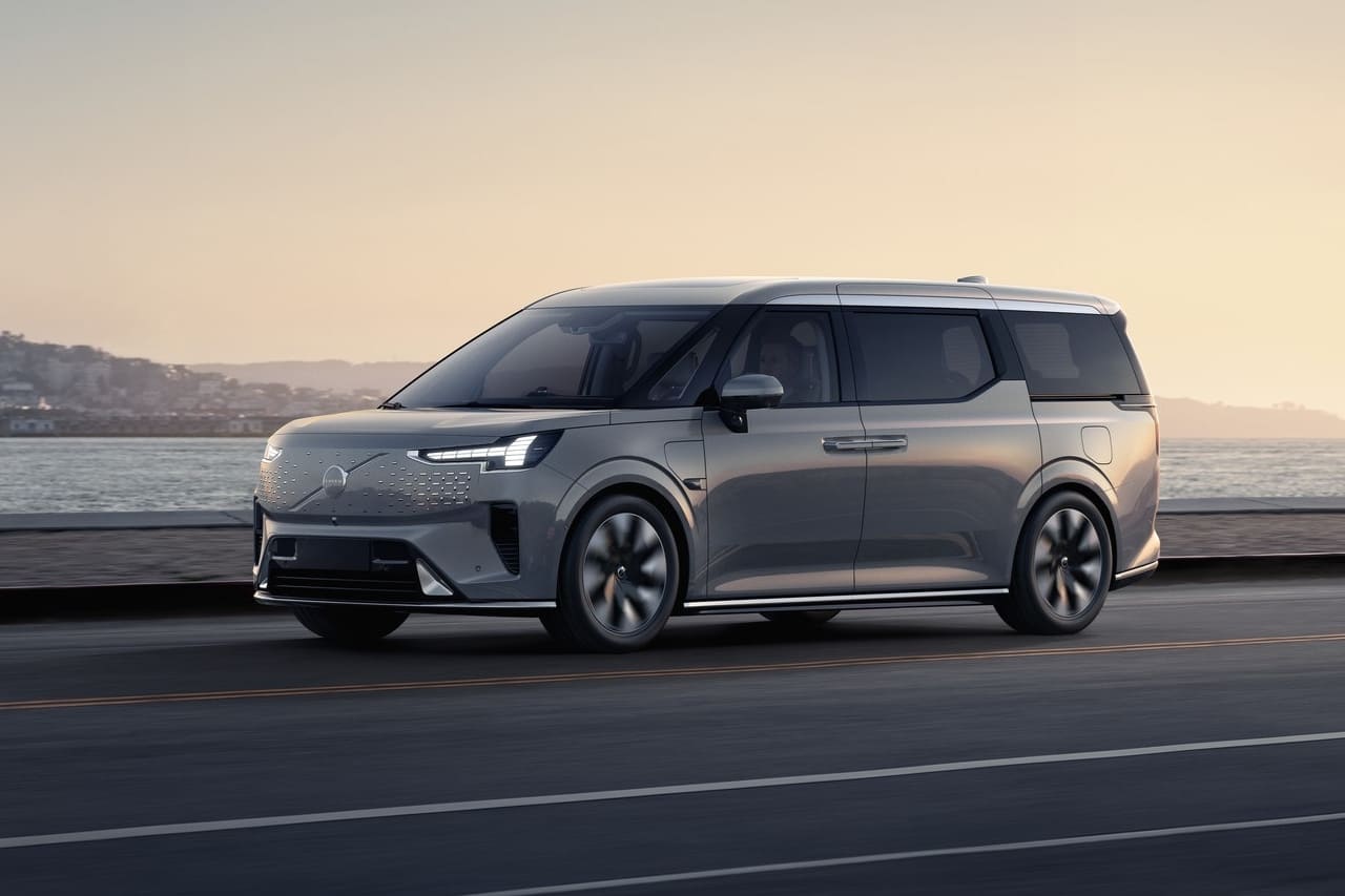 도로를_달리고_있는_EM90_측면부