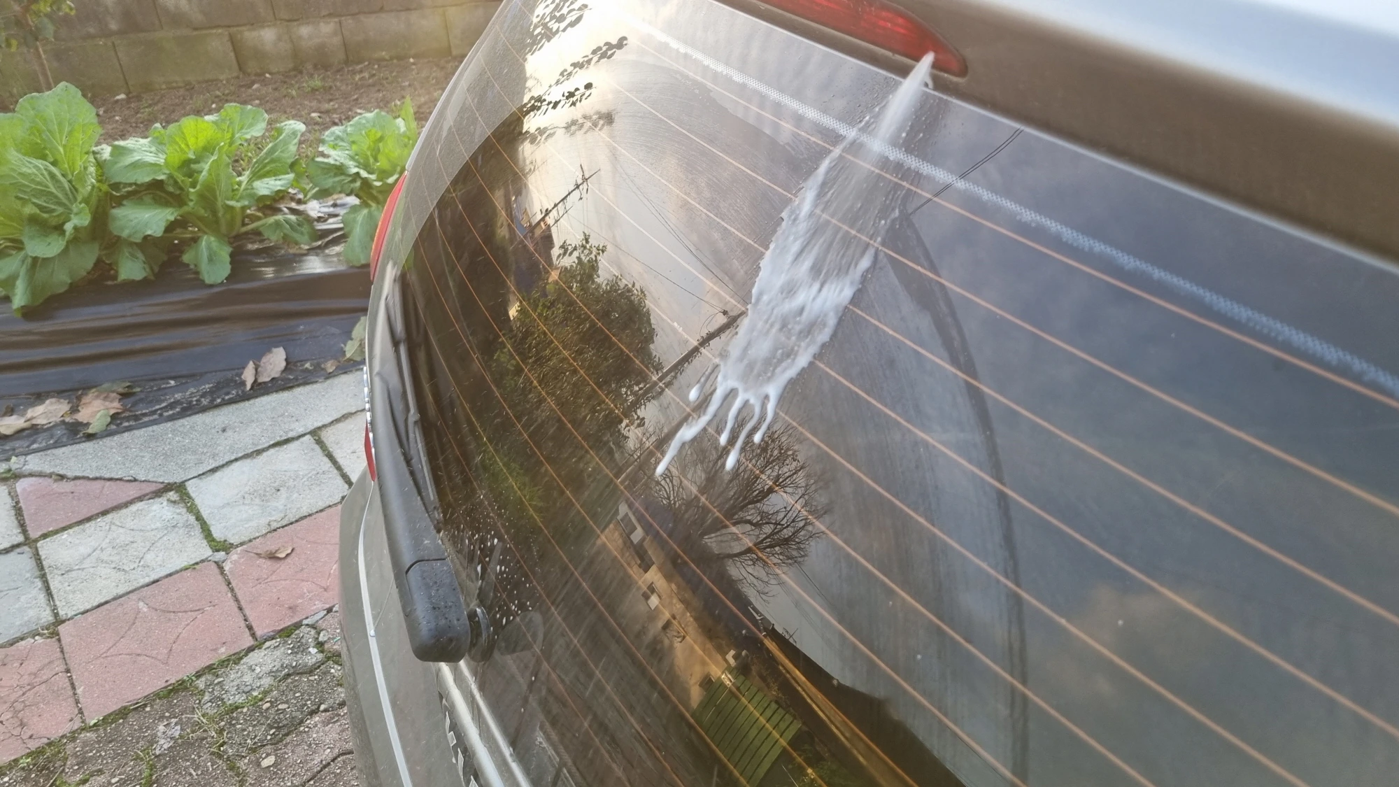 모닝 뒷유리 워셔액 뿌리는 모습