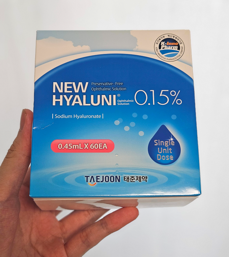 태준제약의 NEW HYALUNI 0.15% 인공눈물 제품 박스를 손에 든 모습으로, 무방부제 단일 포장 인공눈물 제품 설명에 적합한 이미지