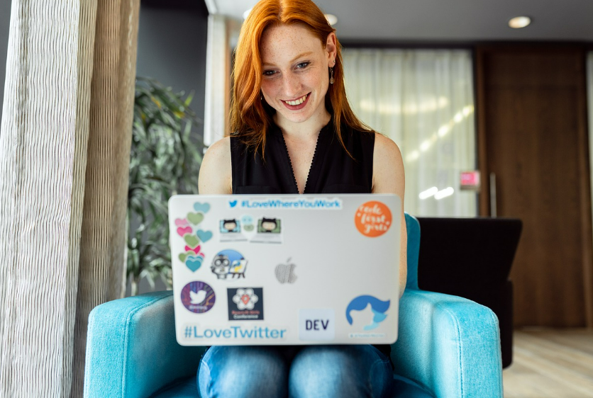 노트북을 사용하는 여자