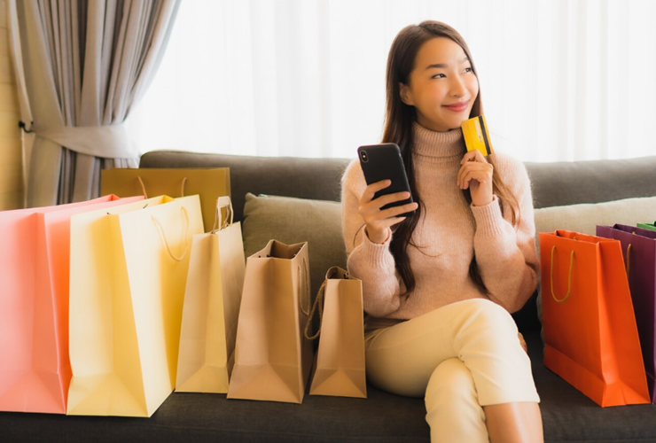 쇼핑을 하는 여자