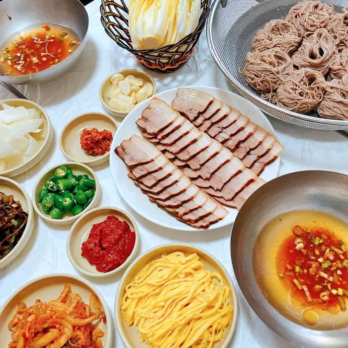 토요일은 밥이좋아 토밥좋아 강원 평창 고명 조합해 먹는 공이 메밀국수 맛집