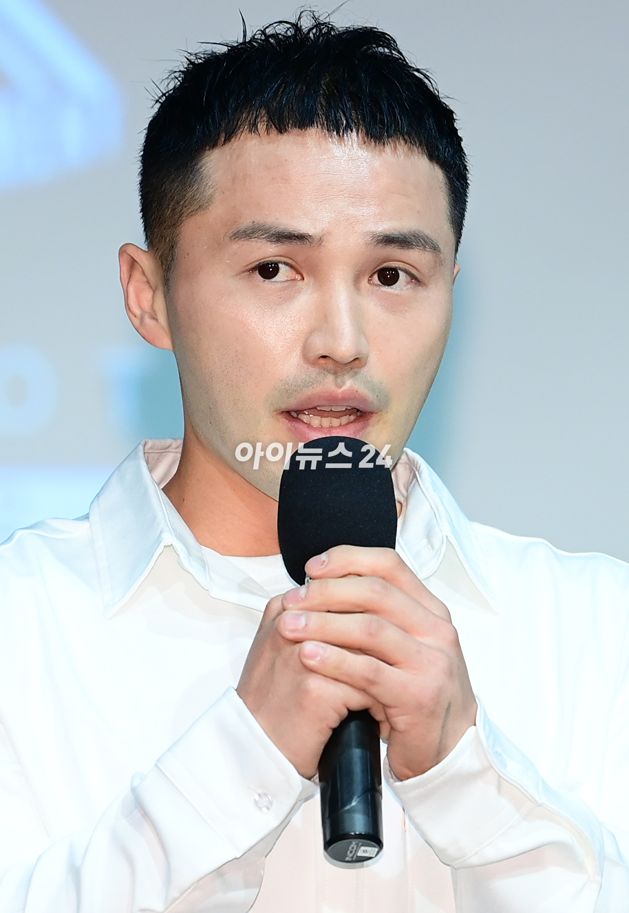 래퍼 마이크로닷이 24일 서울 구로구 예술나무씨어터에서 진행된 새 EP '다크사이드(DARKSIDE)' 발매 기념 기자간담회에 참석하고 있다. [사진=정소희 기자]