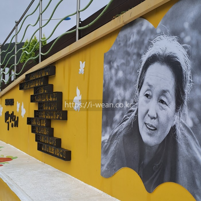 박경리 작가 벽화가 그려져 있습니다.