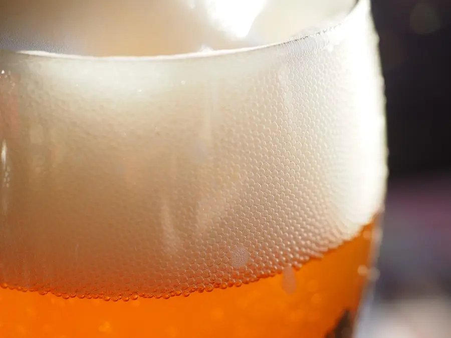 술마시면 살찌는 이유- 거품이 가득 찬 맥주잔
