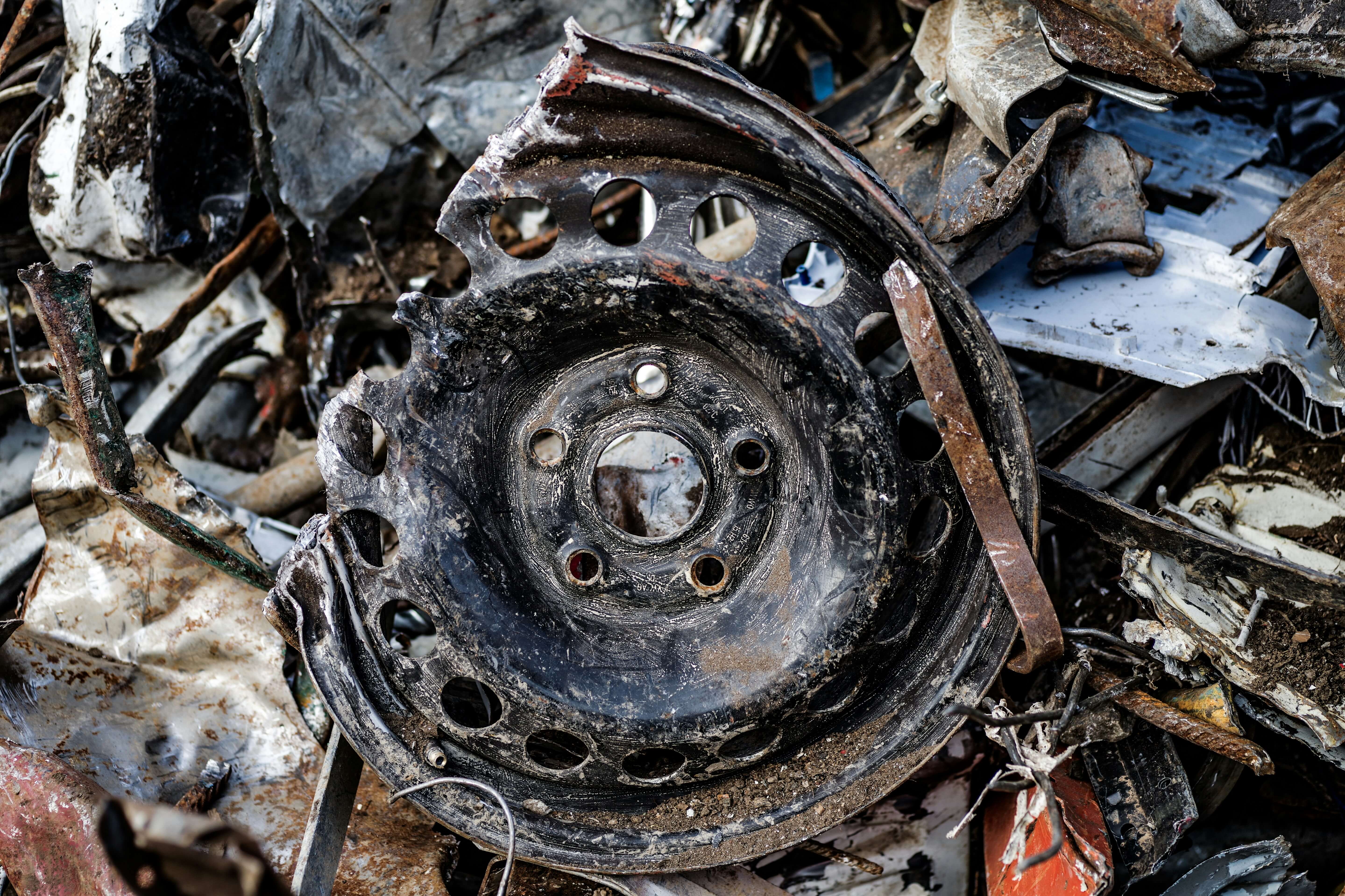 사용이 끝난 차량 휠 고철이 쌓인 장면