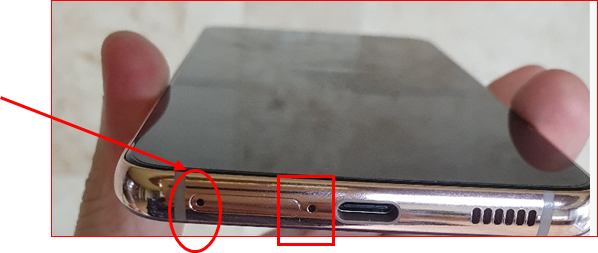 트레이 옆의 홈