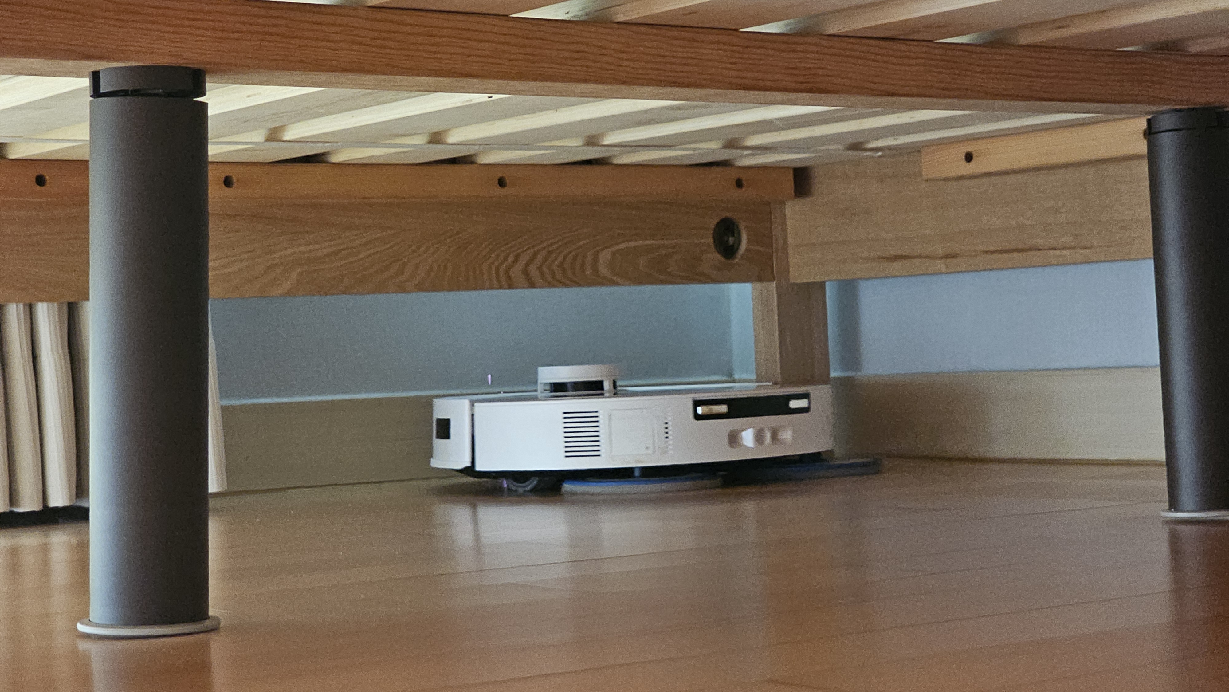 에코백스 디봇 T30S 콤보 무선청소기 벽면 및 높은 곳 청소 활용 사진