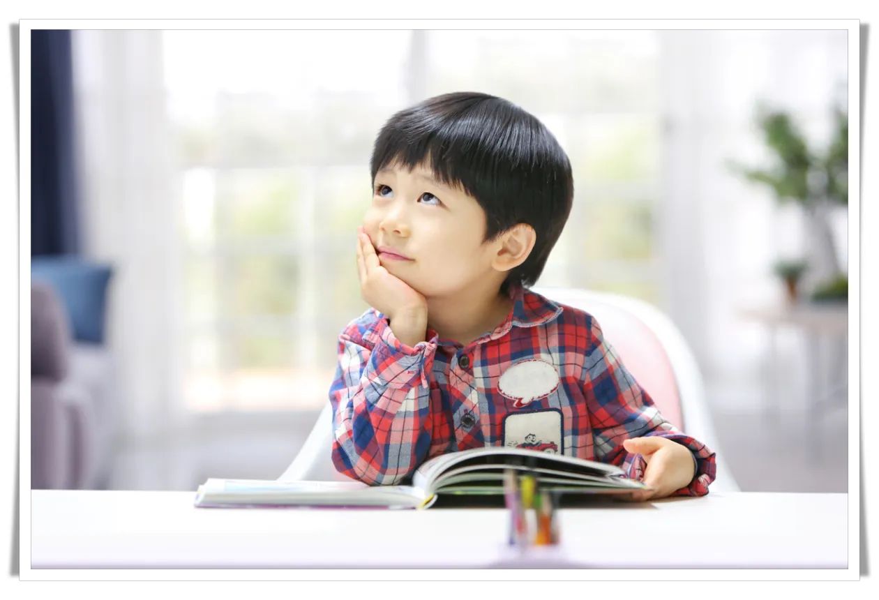 책을-펼치고-생각하고-있는-초등학생