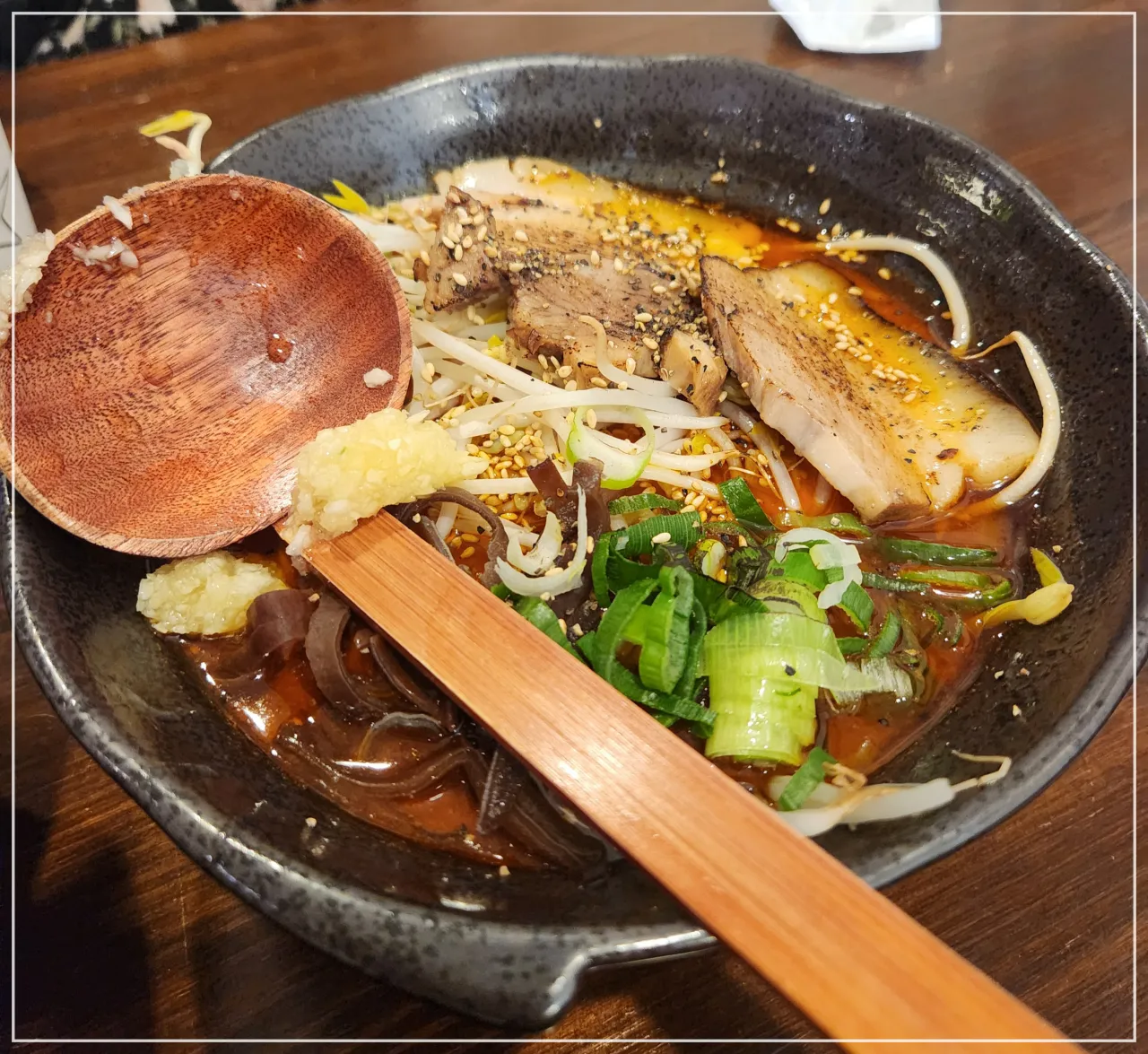 매탄동-소박한-식당-빨간-돈코츠-라멘