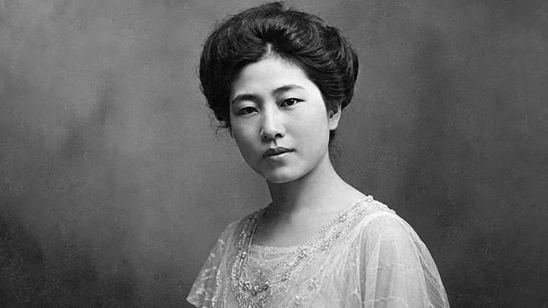 <img src="Yoon-Sim-deok.jpg" alt="한국 최초의 여성 성악가 윤심덕 흑백 초상 사진">