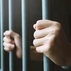 감옥-창살을-잡고있는