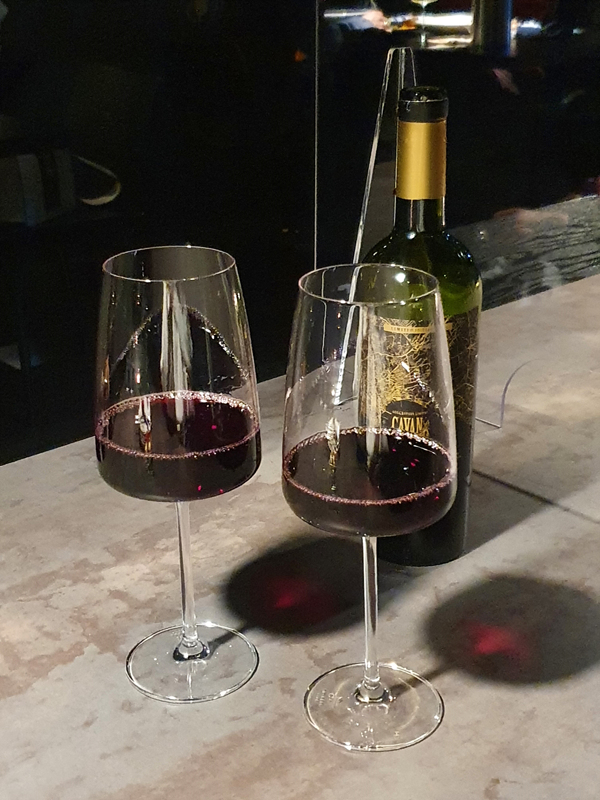 와인잔에-따른-와인