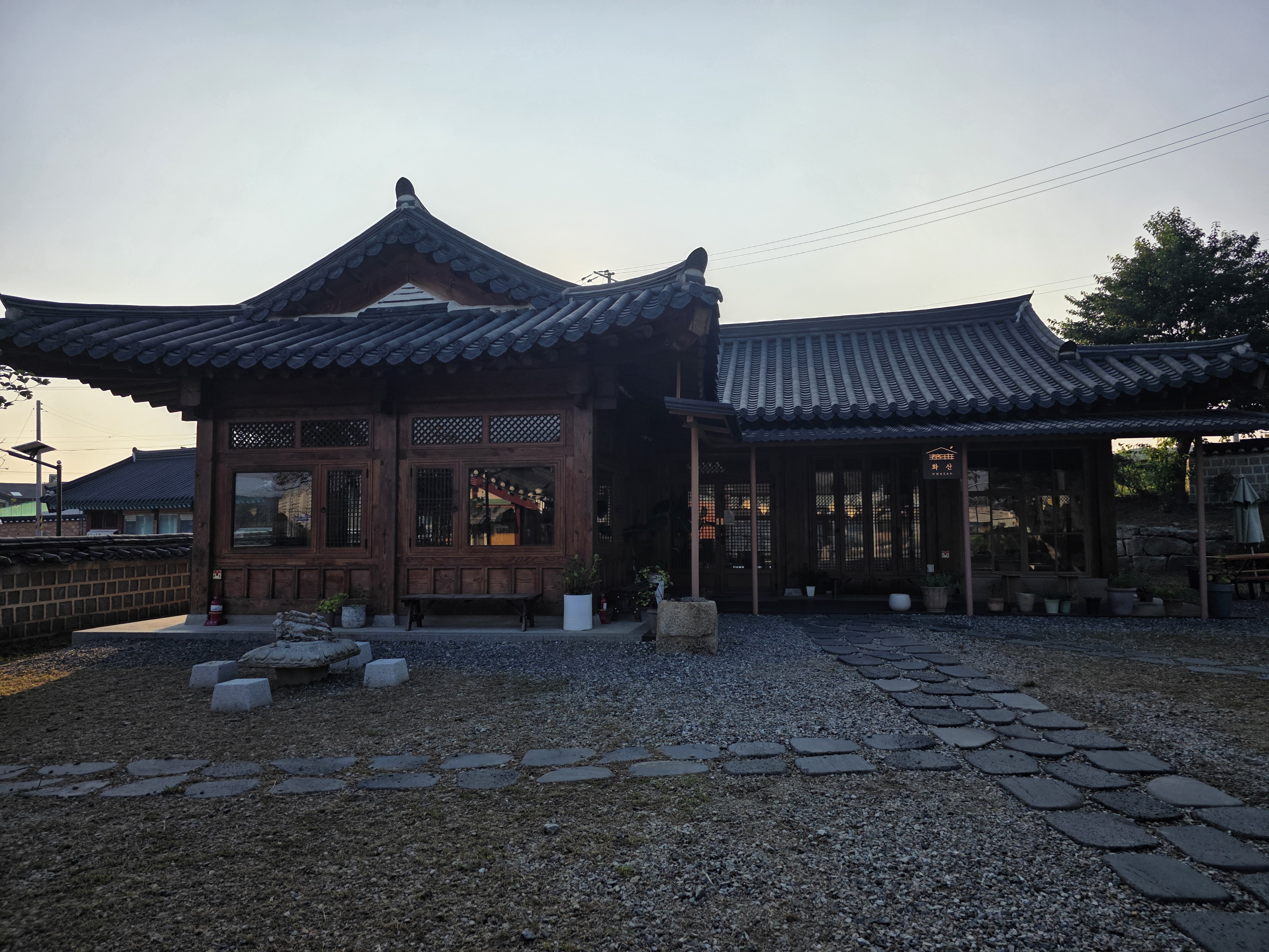 화성 용주사 내 한옥카페 화산 외부