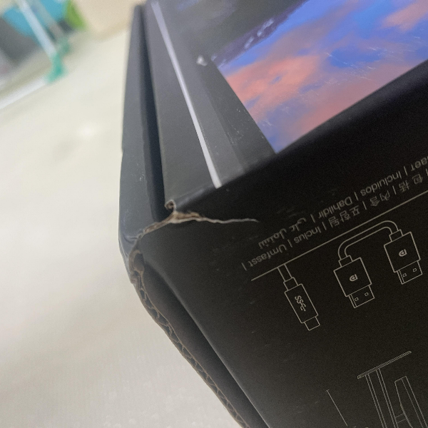 박스 모서리가 살짝 찢어진 상태