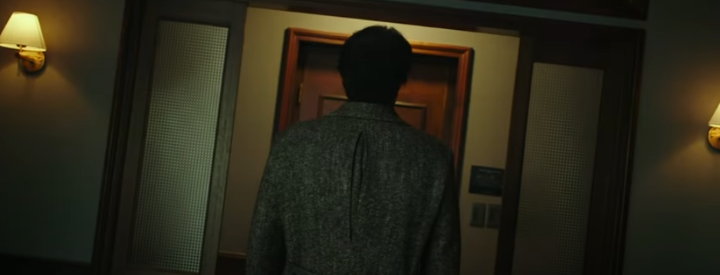 커다란문에서있는소지섭의뒷모습