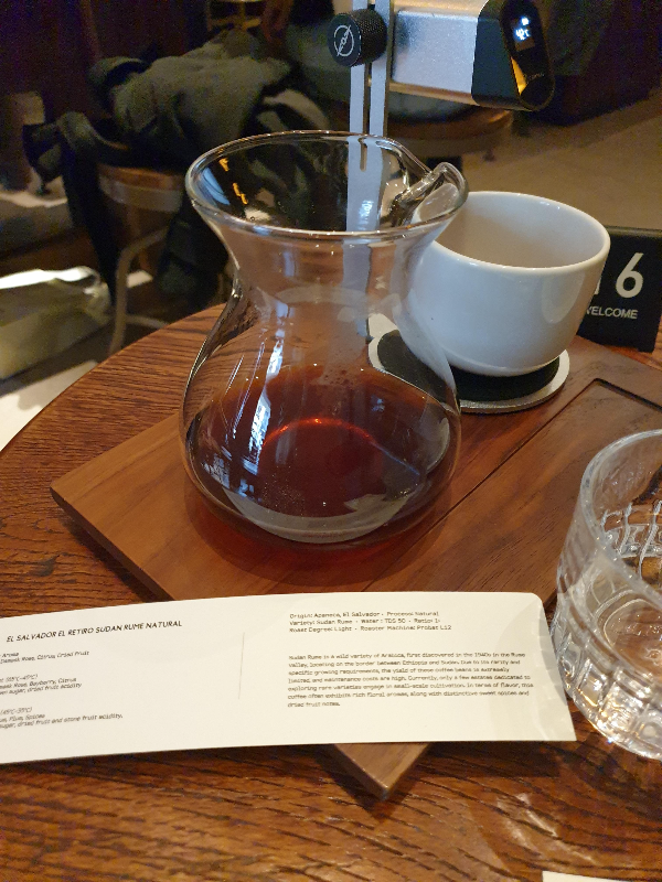 서버와 컵. 컵 위에는 비접촉식 온도계가 설치되어 있다.