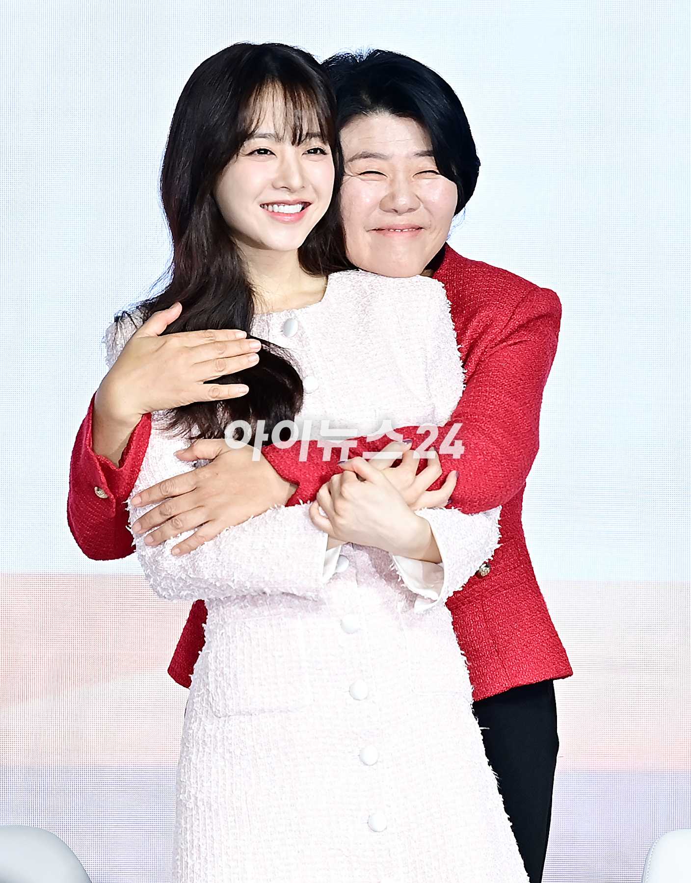 배우 박보영, 이정은이 1일 오전 서울 종로구 JW 메리어트호텔 동대문 스퀘어에서 열린 넷플릭스 '정신병동에도 아침이 와요' 제작발표회에서 포토타임을 갖고 있다. [사진=곽영래 기자]