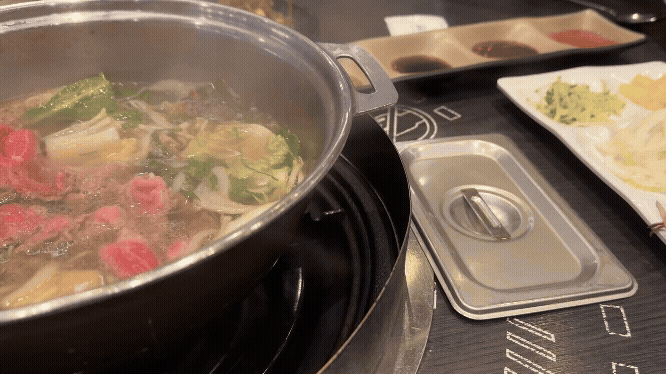 끓는 육수에 얇게 썬 소고기와 채소를 넣어 익히는 샤브샤브 장면. 보기엔 근사하지만 누구나 쉽게 할 수 있는 간단한 요리.