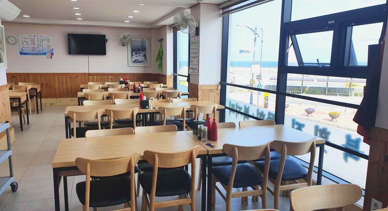 묵호항 바다를 바라보며 먹을 수 있는 동북횟집 내부 전경. [ⓒ네이버플레이스 동북횟집]