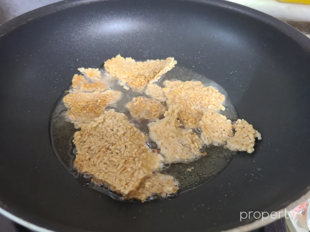 후라이펜-기름-튀겨지는-누룽지