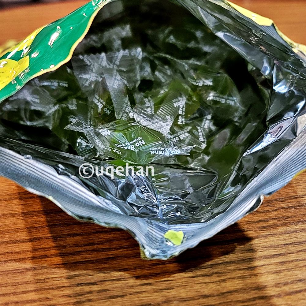 노브랜드 키위 젤리가 개봉되어 있다. 제품안에 개별 포장된 젤리가 들어있다.