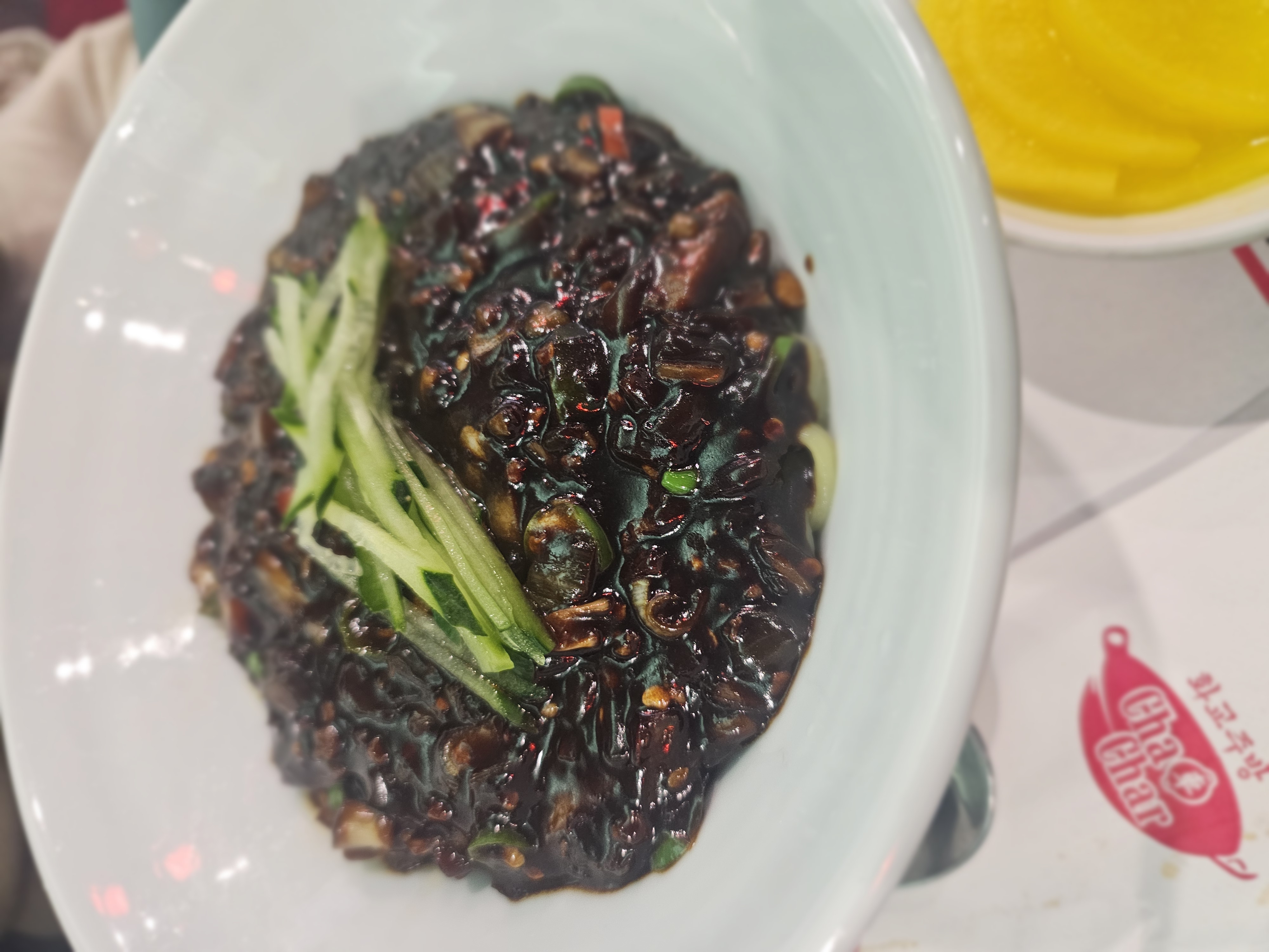 부산 서구 차차알 유니짜장, 오이채 올린 검은 짜장소스