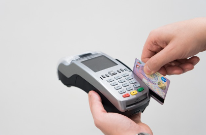 신용카드로 결제하는 이미지