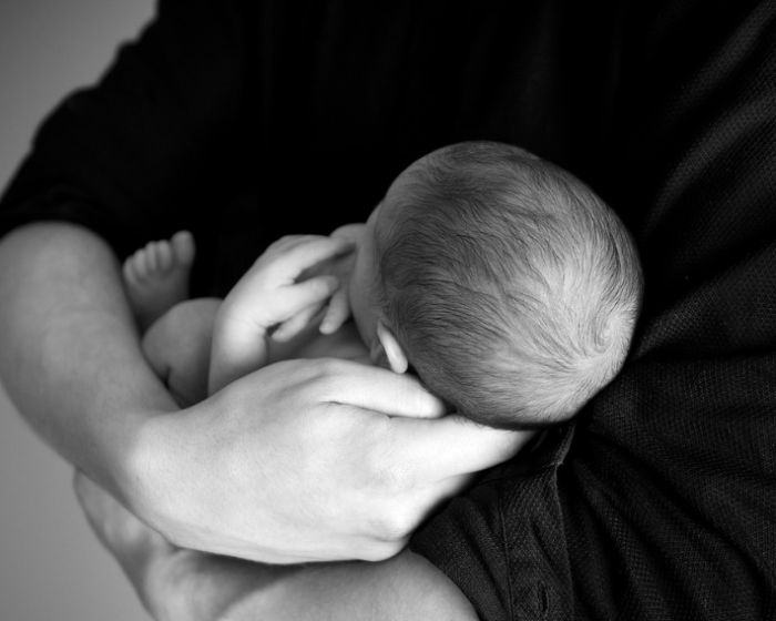 아기 감기 대처법 설명에 사용된 부모가 아기를 안고 돌보는 모습