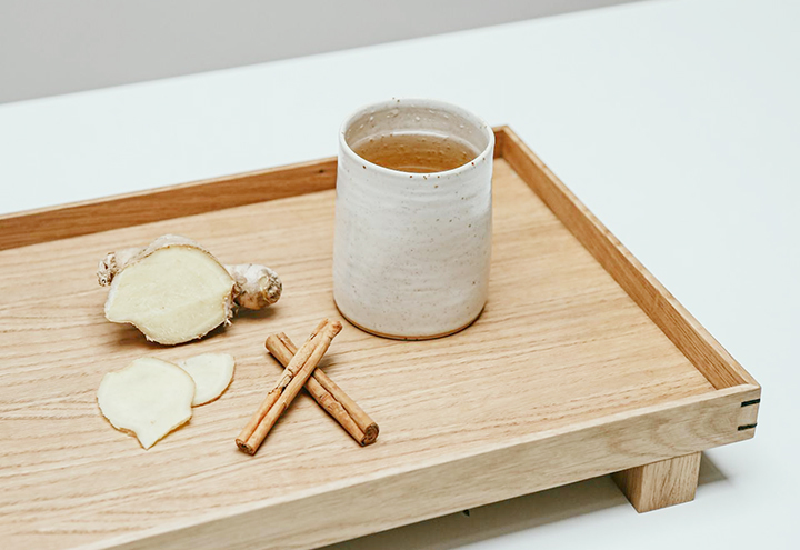 쟁반에-놓인-생강차