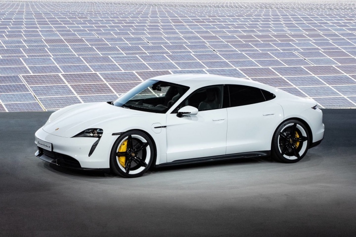 포르쉐 타이칸 화이트 위