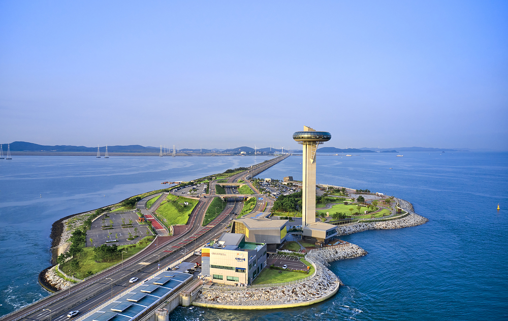 저영향개발은 다양한 기술과 설계 기법을 활용하여 빗물 유출을 줄이고 물 순환을 개선합니다. 주요 원칙과 적용 기술은 다음과 같습니다.