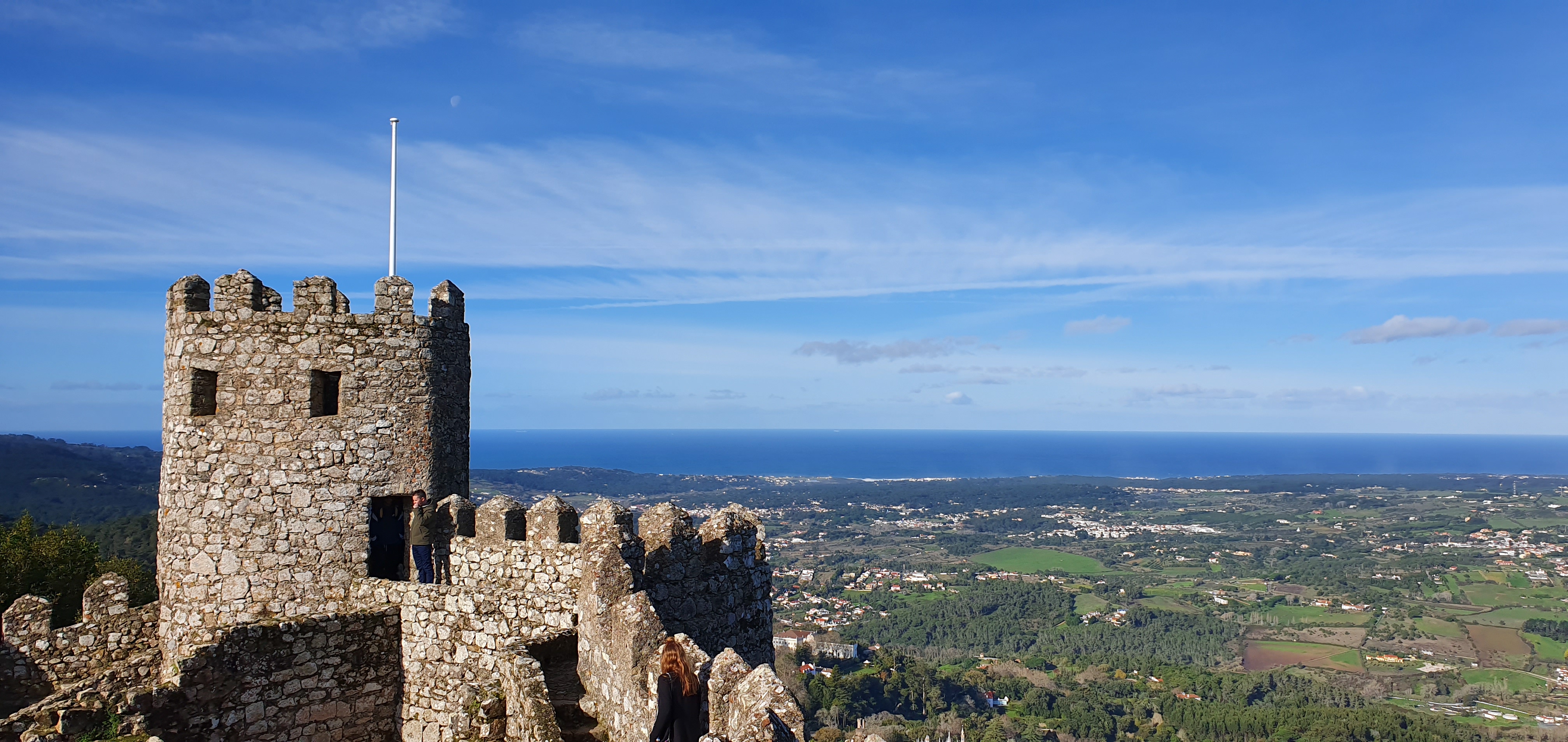 산위 성벽에서 바라본 숲과 바위지형