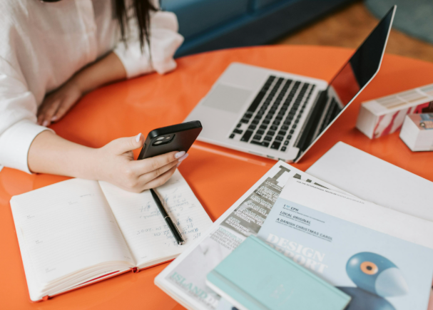 여러가지 방식으로 돈을 불리기 위한 계획을 세우는 장면을 보여주는 사진
