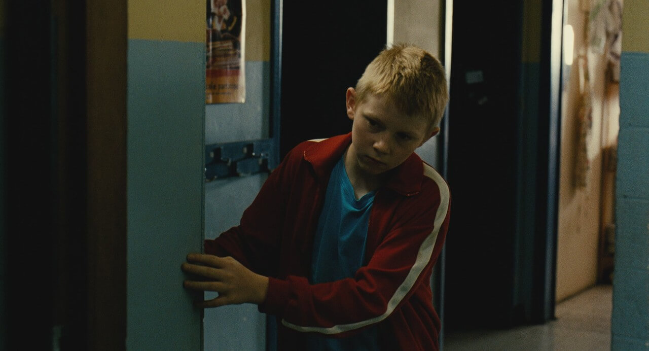 보육원을 몰래 탈출하려는 소년 시릴