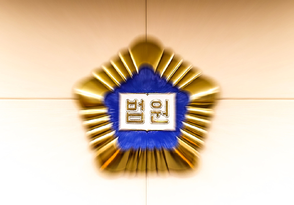 울산지법이 최근 술집에서 일행과 술 마시던 중 한 20대 남성의 항의에 앙심을 품고 흉기로 살해하려 한 40대 남성 A씨에게 징역 2년을 선고하고, 보호관찰 3년을 명령했다고 17일 밝혔다. 사진은 법원 로고. [사진=뉴시스]