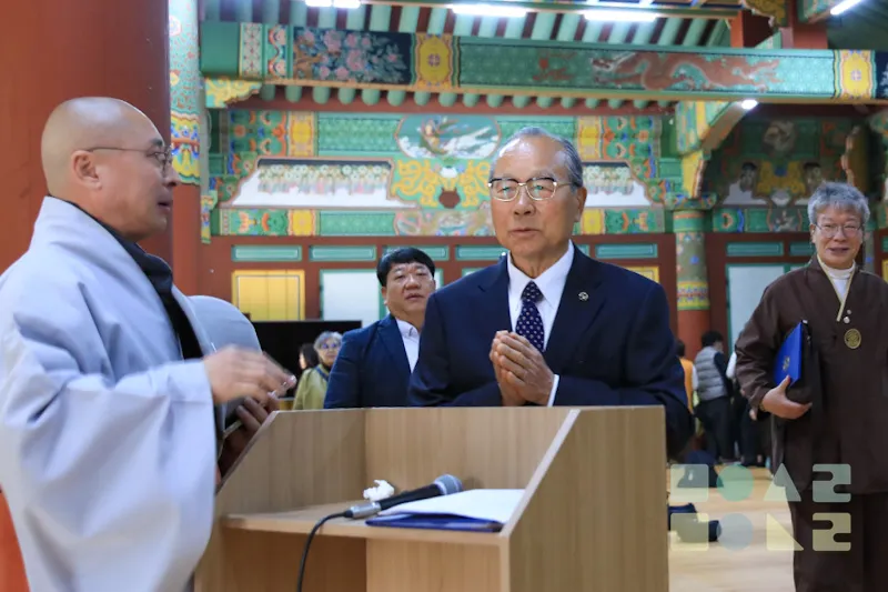 발대식을 마치고 정수스님과 담화 중인 이윤희 신도회장