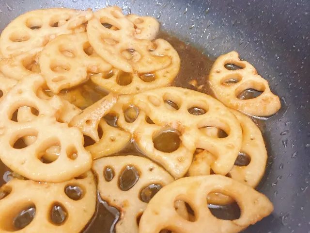 끓고있는 연근조림