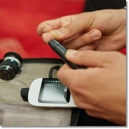 혈당 측정하는 당뇨 환자