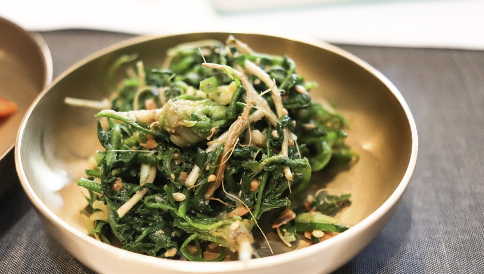 그릇에 담긴 냉이된장무침