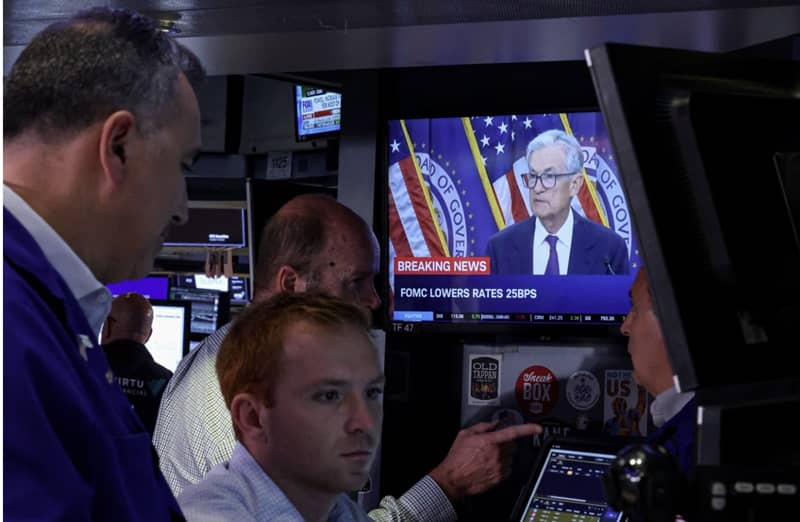Traders work on the floor of the New York Stock Exchange as Jerome Powell’s speech is seen on a monitor. Photo: brendan mcdermid/Reuters