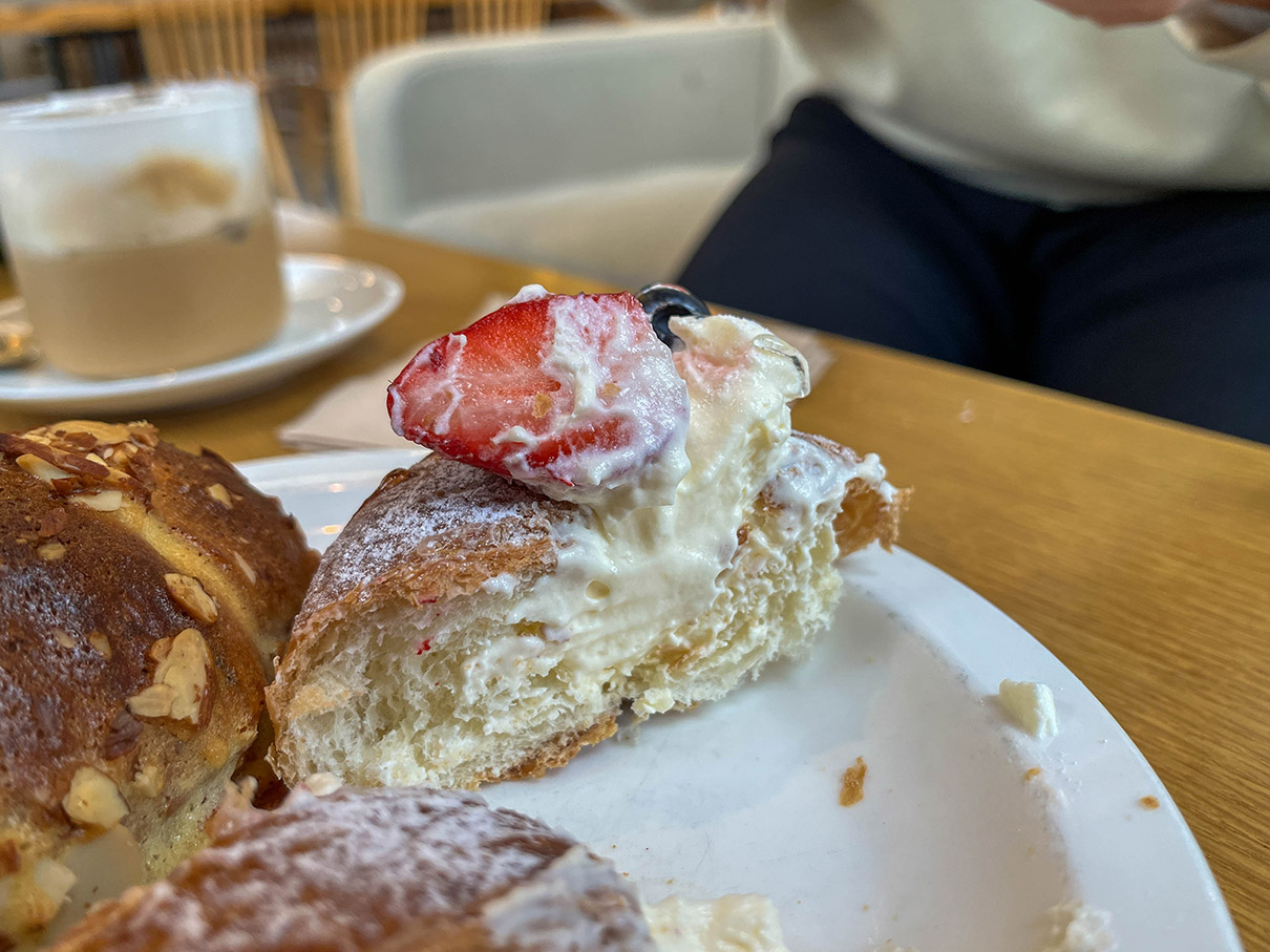 어셈블커피로스터즈 후루츠 크루아상