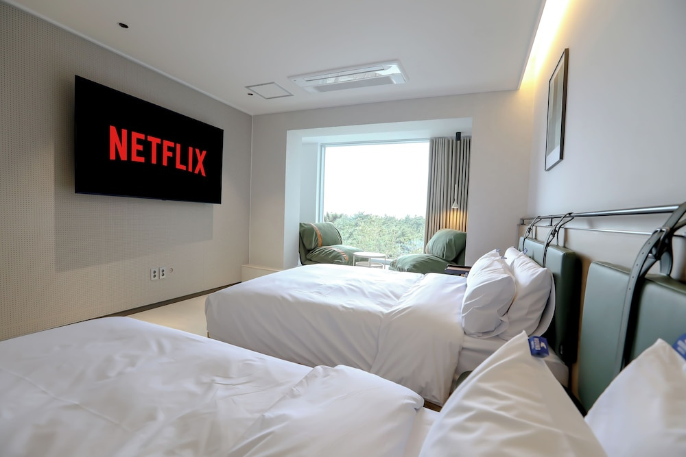 강릉 하운드 더 블루 호텔｜오션뷰&middot;넷플릭스&middot;카페까지, 할인 혜택으로 가성비 숙소 예약하기!